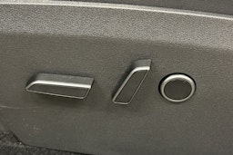 valkoinen Tesla Model Y 2023 kuva 18.