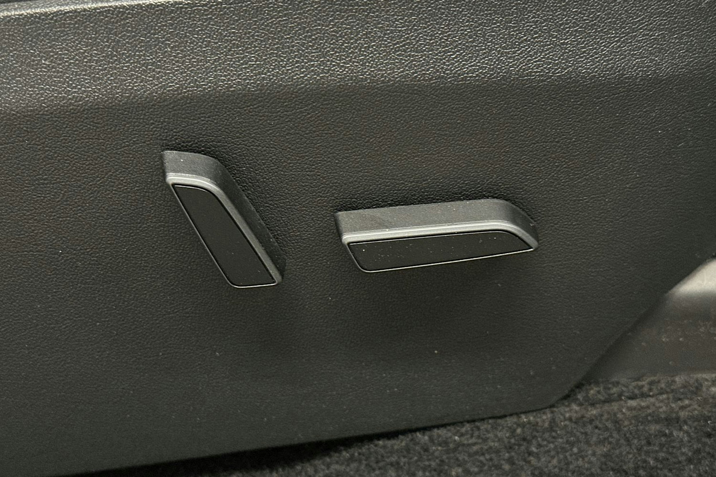 valkoinen Tesla Model Y 2023 kuva 19.