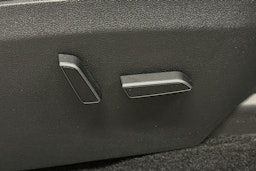 valkoinen Tesla Model Y 2023 kuva 19.