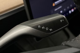 valkoinen Tesla Model Y 2023 kuva 20.