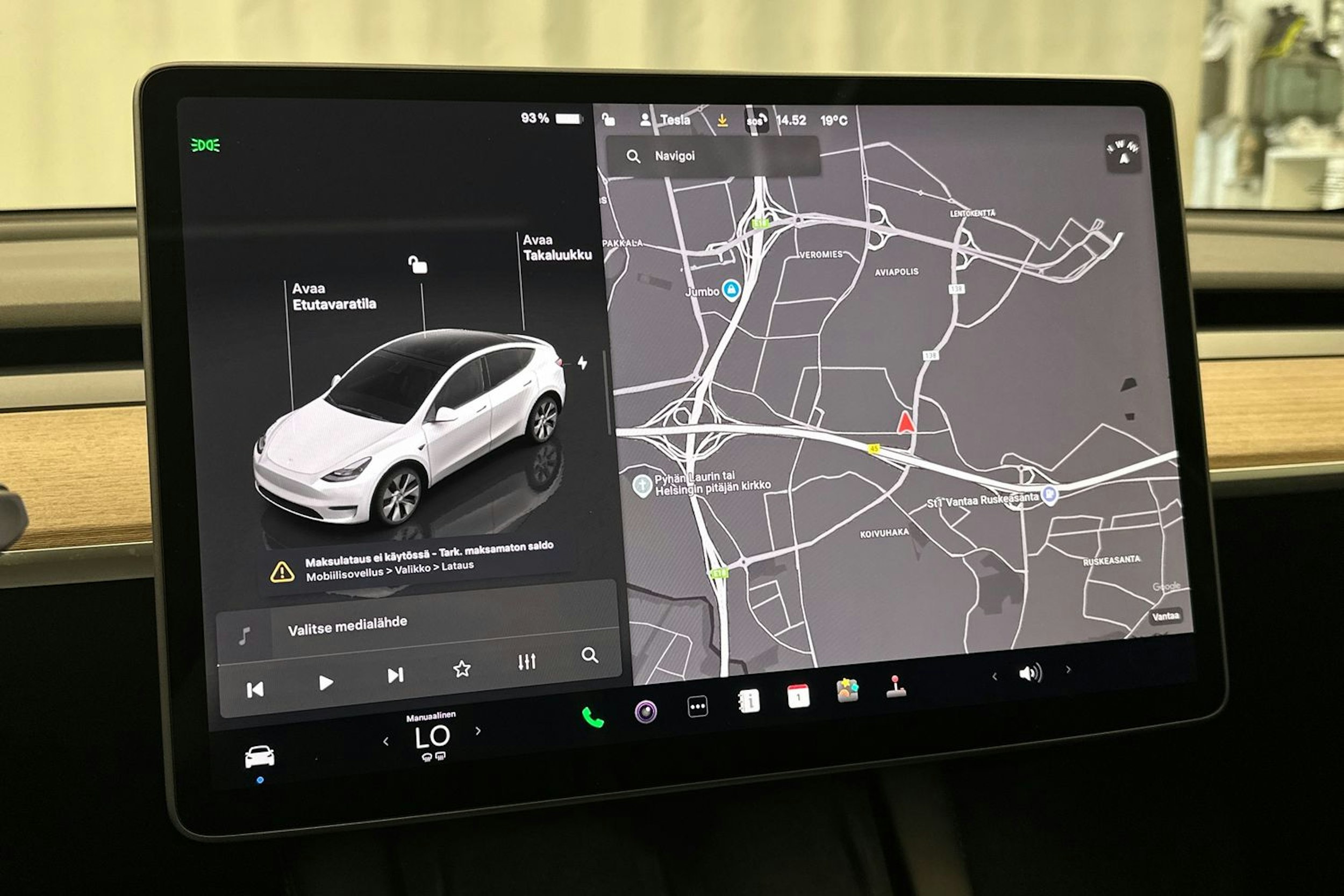 valkoinen Tesla Model Y 2023 kuva 21.