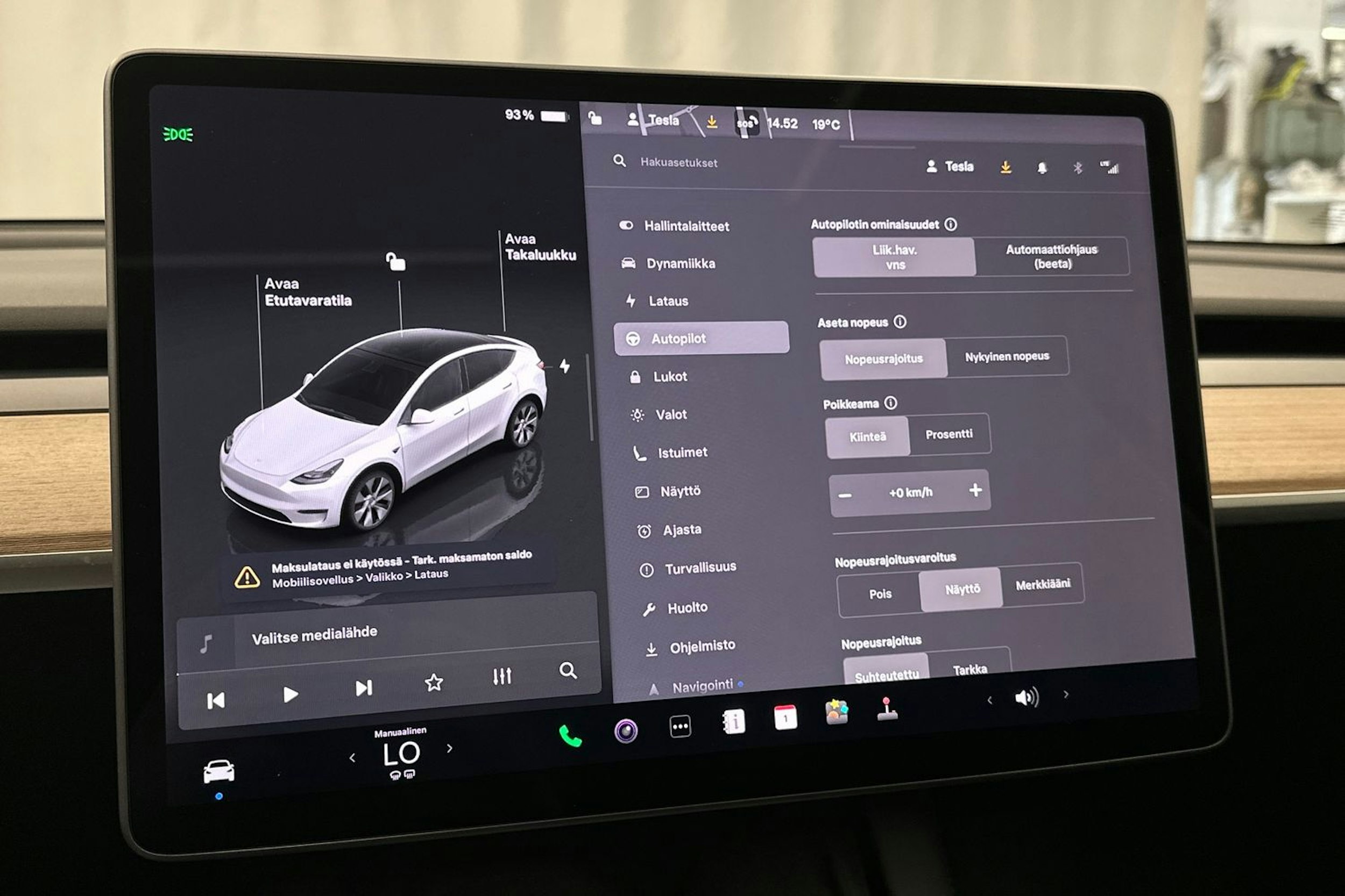 valkoinen Tesla Model Y 2023 kuva 22.