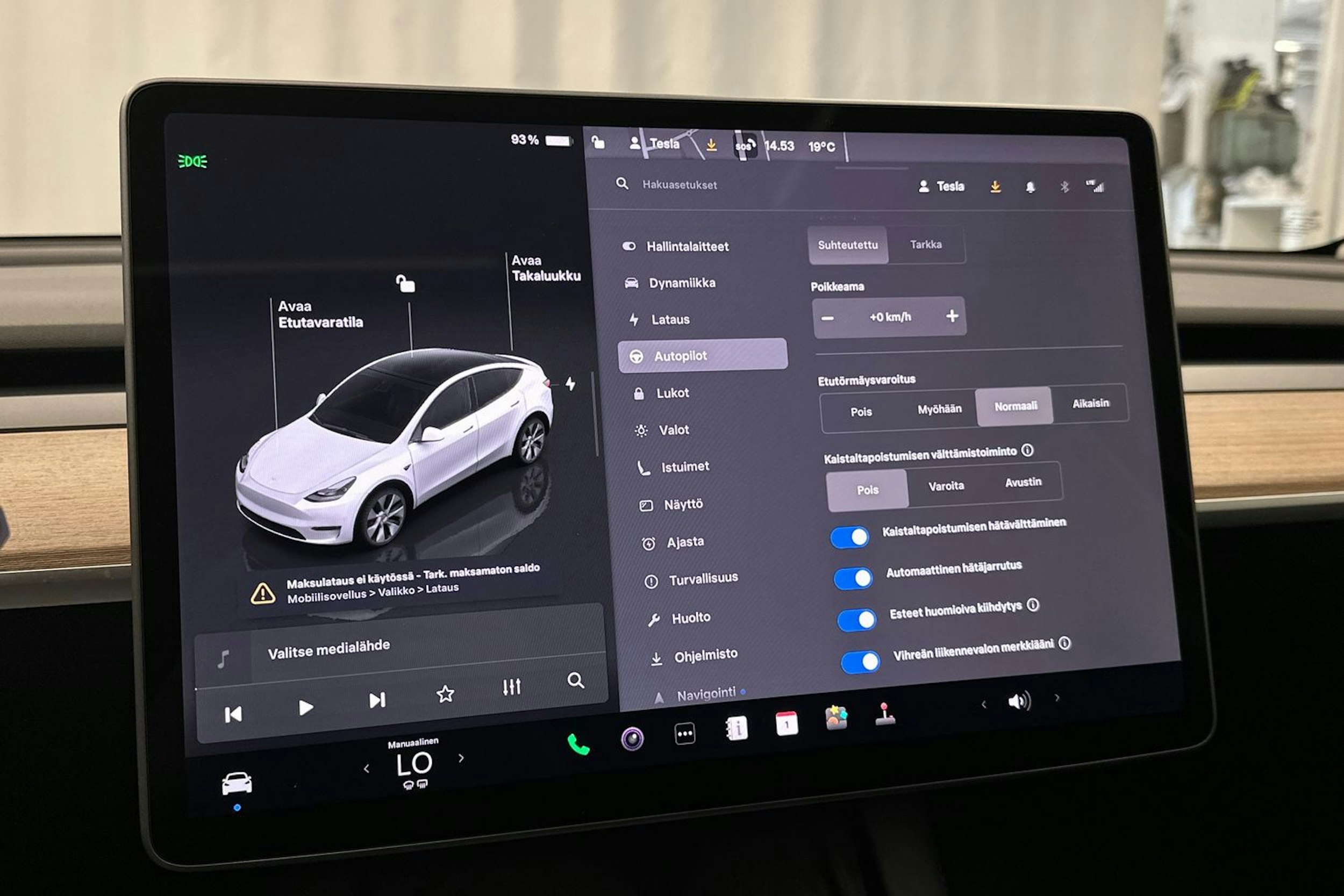 valkoinen Tesla Model Y 2023 kuva 23.