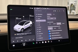 valkoinen Tesla Model Y 2023 kuva 23.