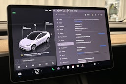 valkoinen Tesla Model Y 2023 kuva 25.