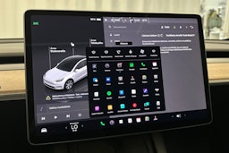valkoinen Tesla Model Y 2023 kuva 27.