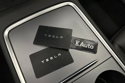 valkoinen Tesla Model Y 2023 kuva 28.