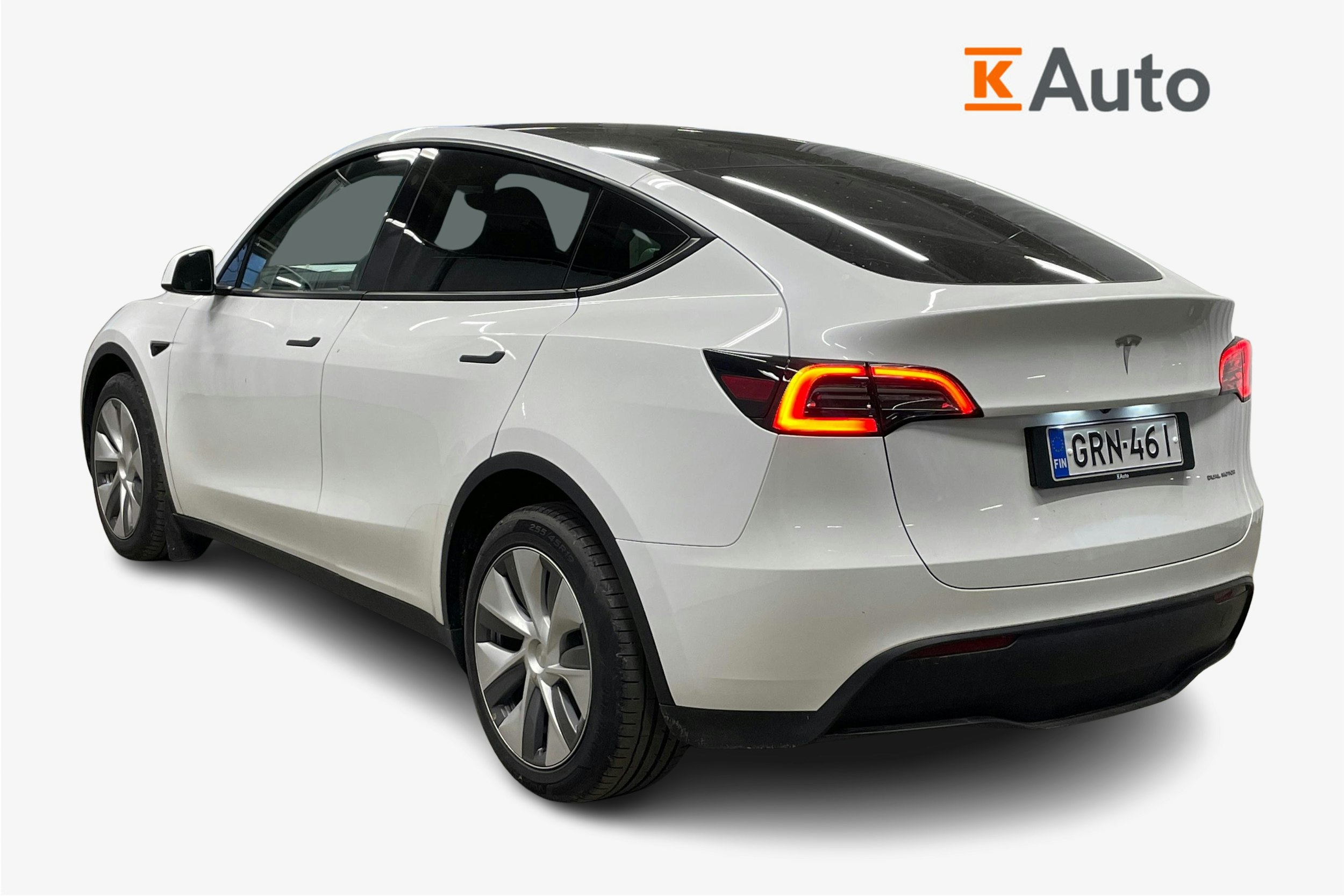 valkoinen Tesla Model Y 2023 kuva 2.