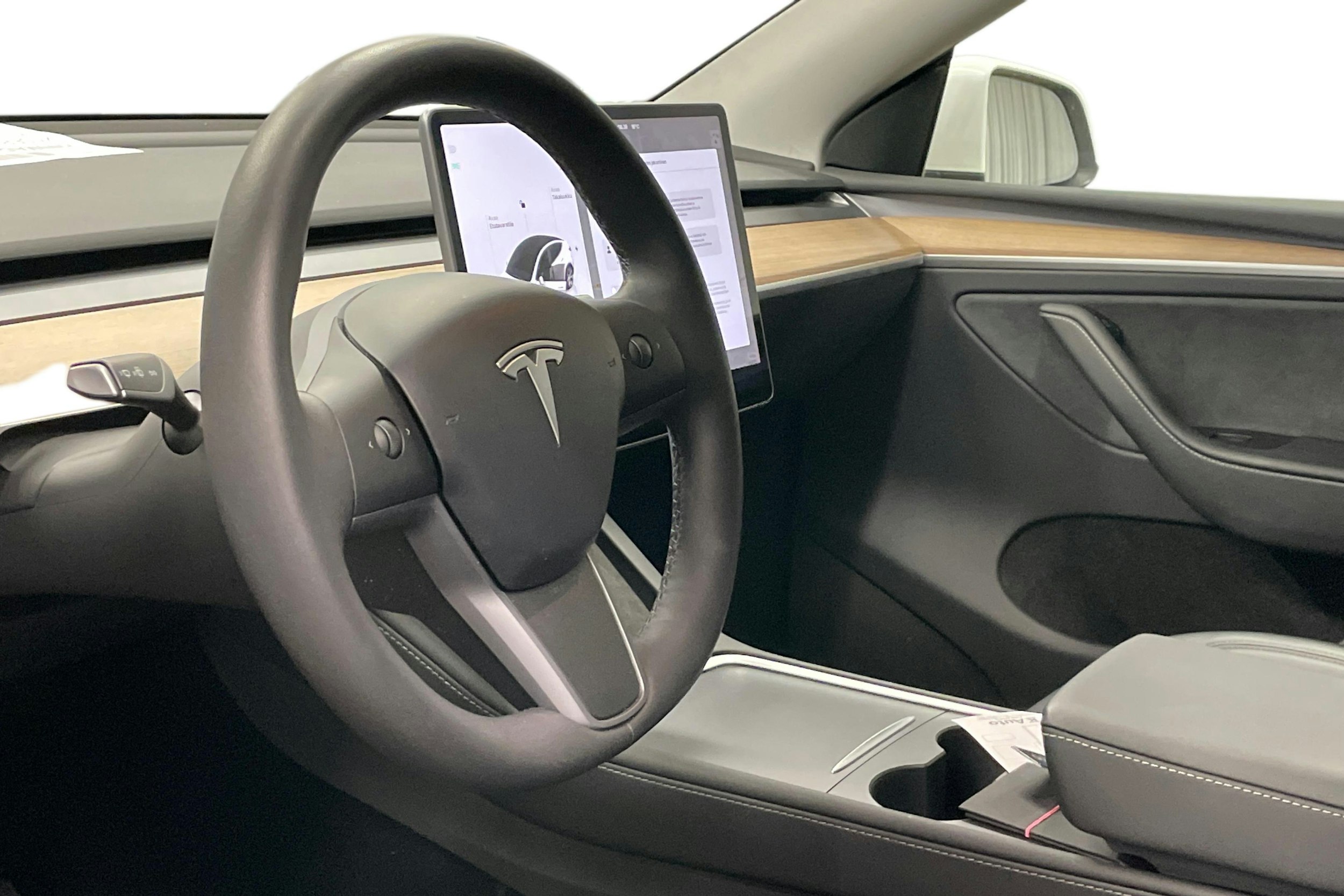 valkoinen Tesla Model Y 2023 kuva 3.