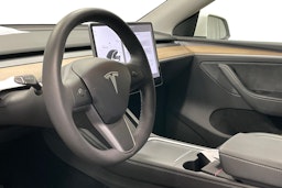 valkoinen Tesla Model Y 2023 kuva 3.