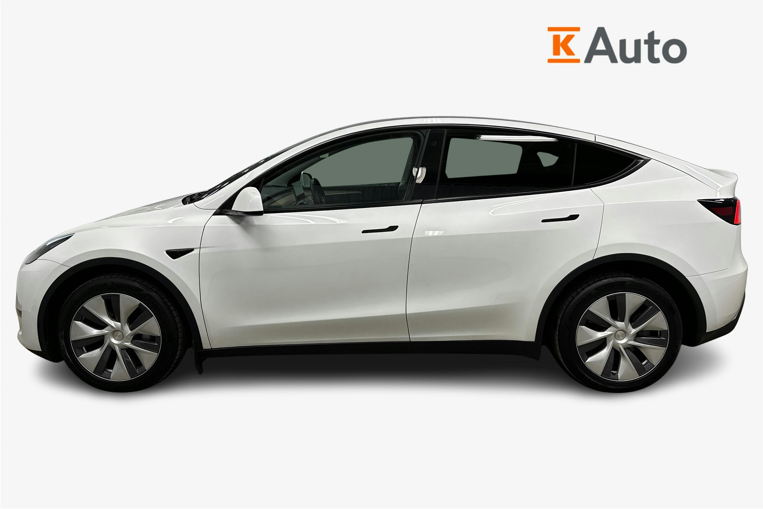 valkoinen Tesla Model Y 2023 kuva 5.