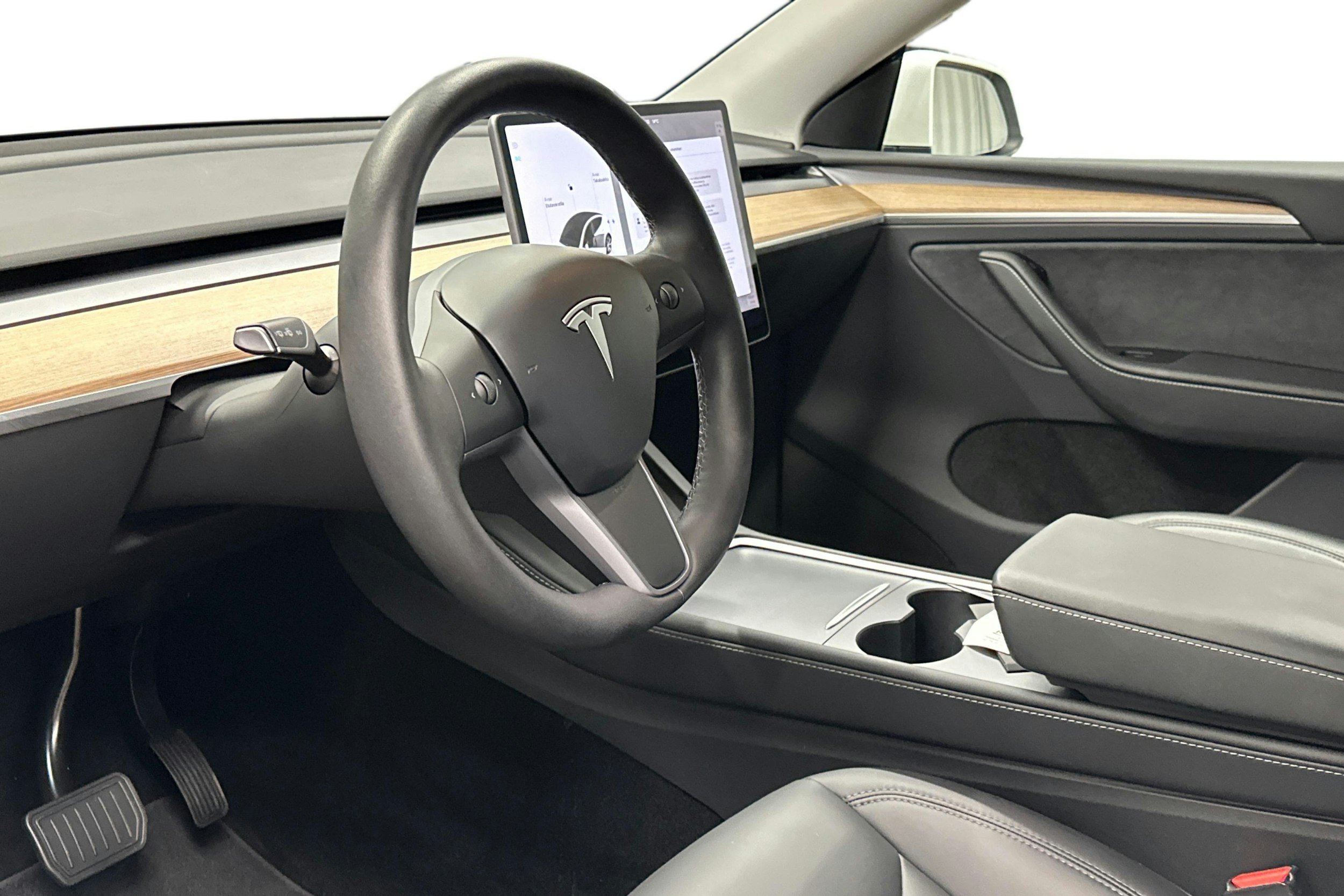 valkoinen Tesla Model Y 2023 kuva 6.