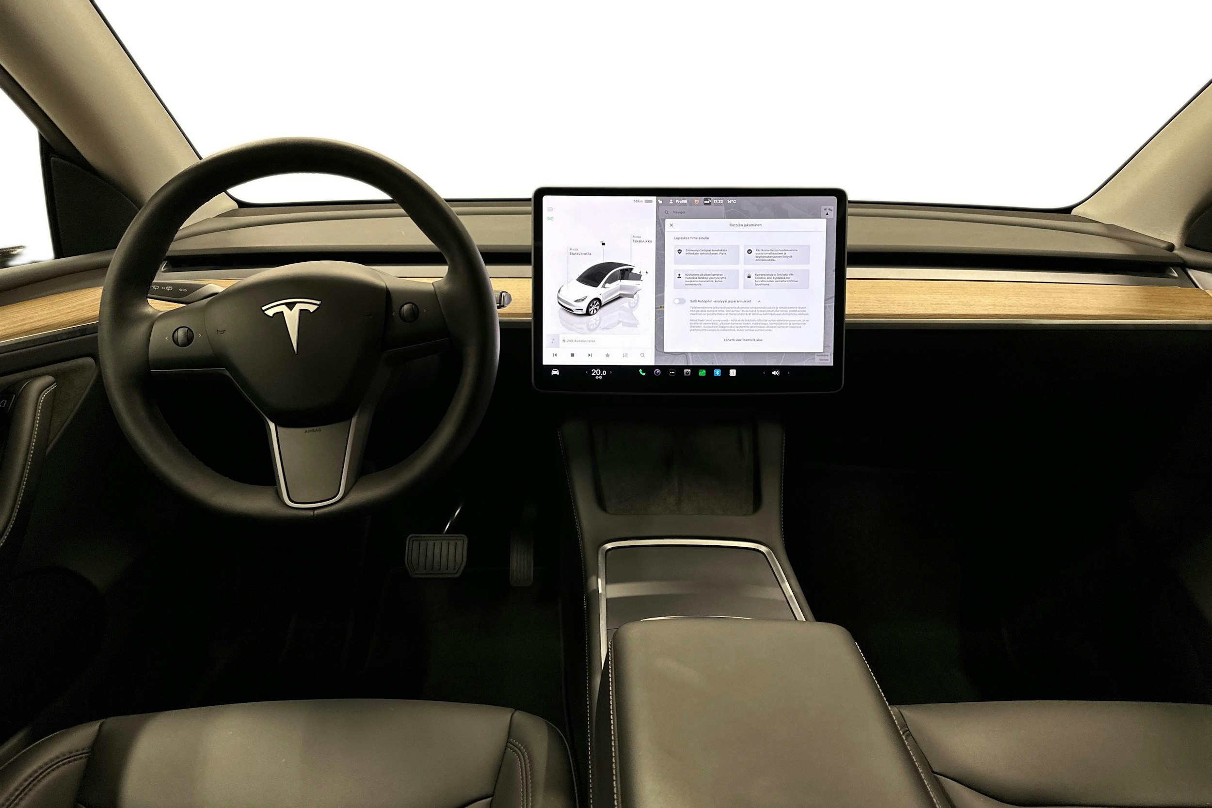 valkoinen Tesla Model Y 2023 kuva 7.