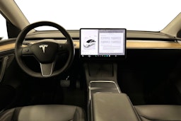valkoinen Tesla Model Y 2023 kuva 7.