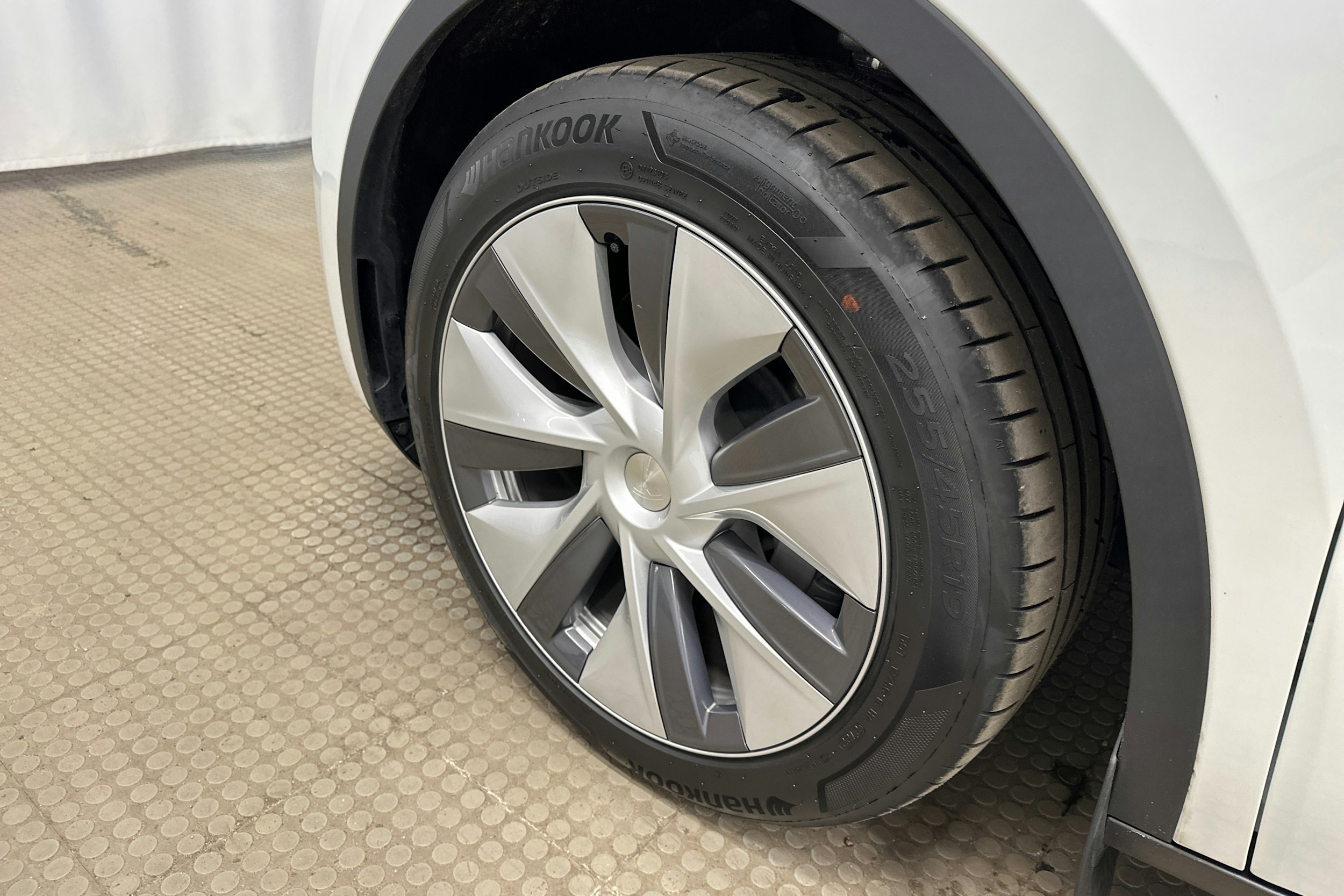 valkoinen Tesla Model Y 2023 kuva 9.
