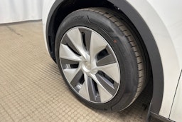 valkoinen Tesla Model Y 2023 kuva 9.