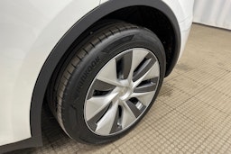 valkoinen Tesla Model Y 2023 kuva 10.