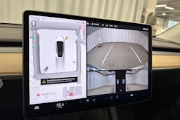 valkoinen Tesla Model Y 2023 kuva 11.