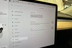 valkoinen Tesla Model Y 2023 kuva 13.
