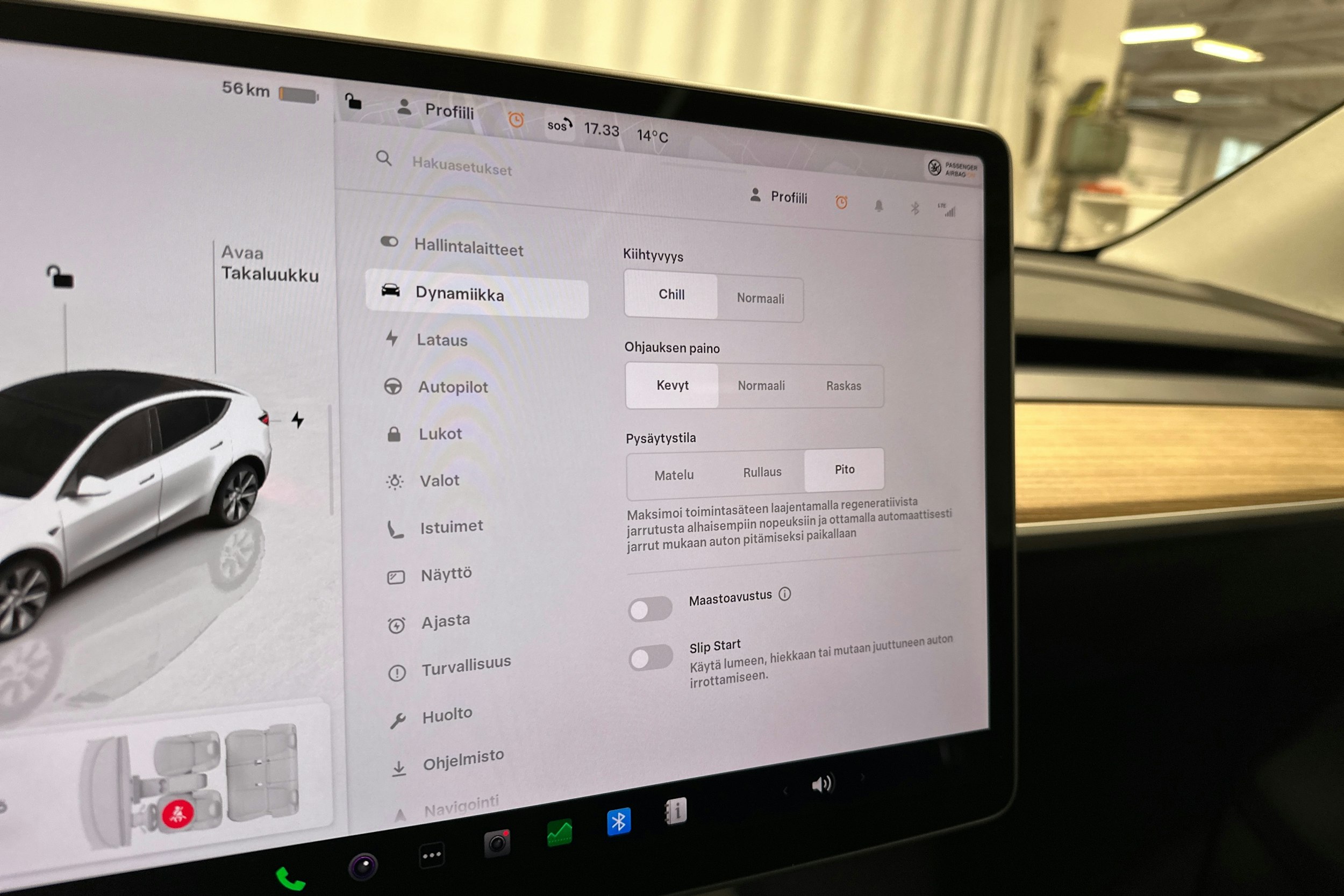 valkoinen Tesla Model Y 2023 kuva 14.