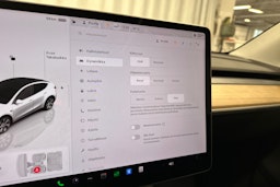 valkoinen Tesla Model Y 2023 kuva 14.