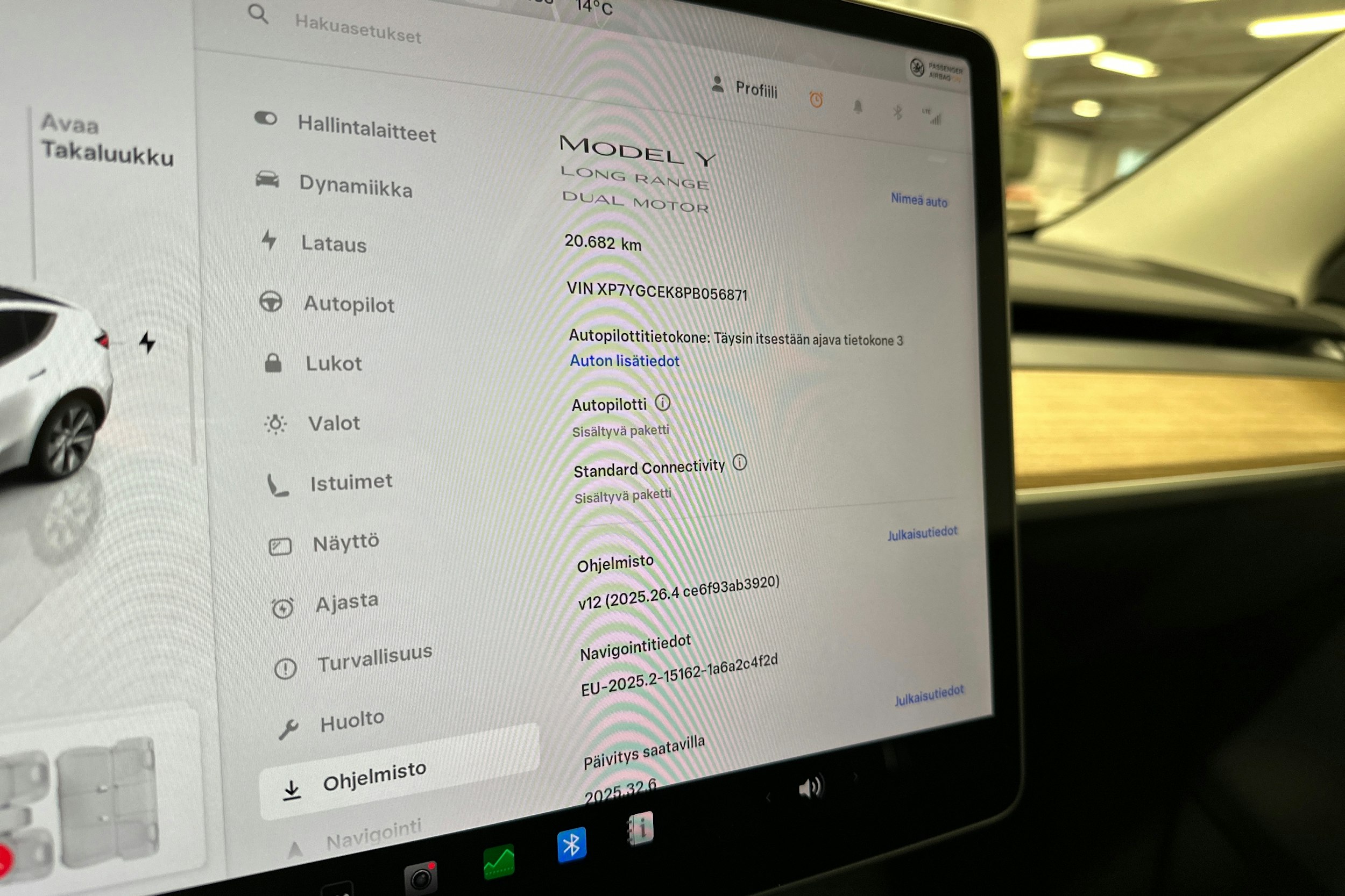 valkoinen Tesla Model Y 2023 kuva 16.