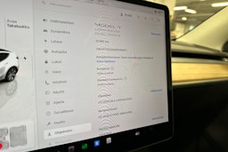valkoinen Tesla Model Y 2023 kuva 16.
