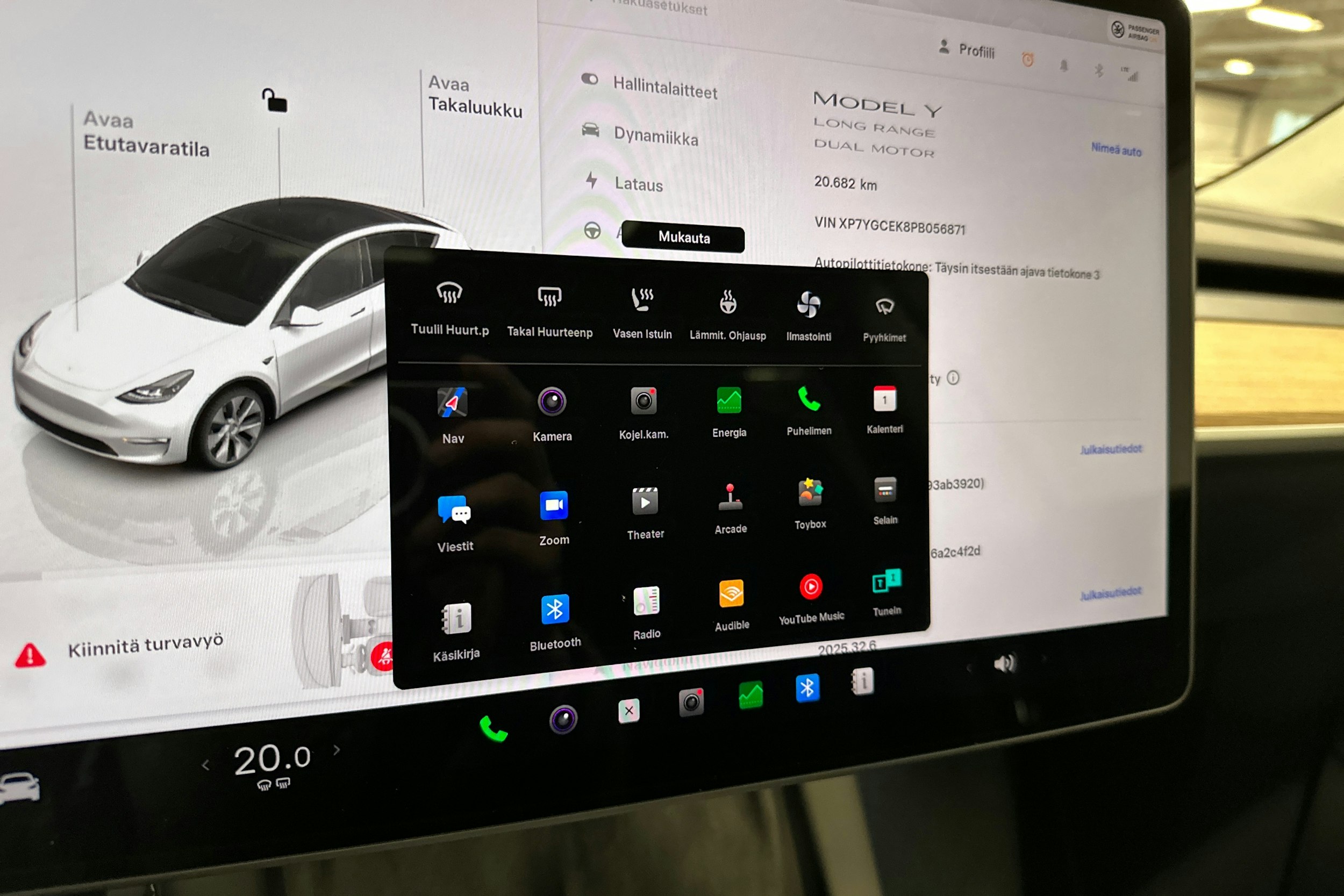 valkoinen Tesla Model Y 2023 kuva 18.
