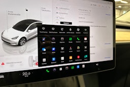 valkoinen Tesla Model Y 2023 kuva 18.