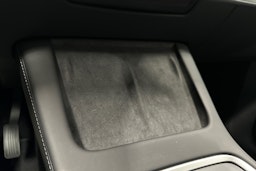 valkoinen Tesla Model Y 2023 kuva 20.
