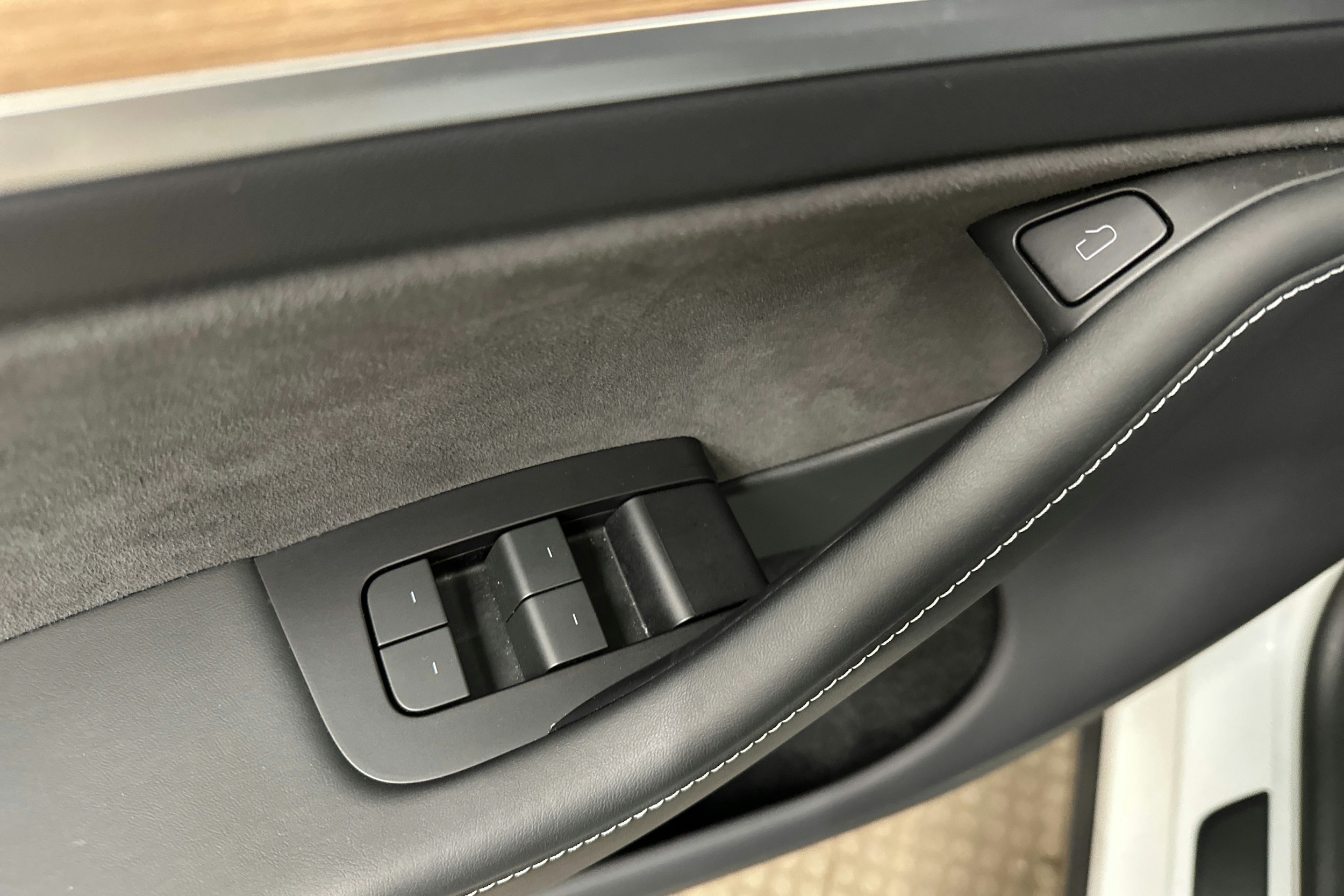 valkoinen Tesla Model Y 2023 kuva 21.