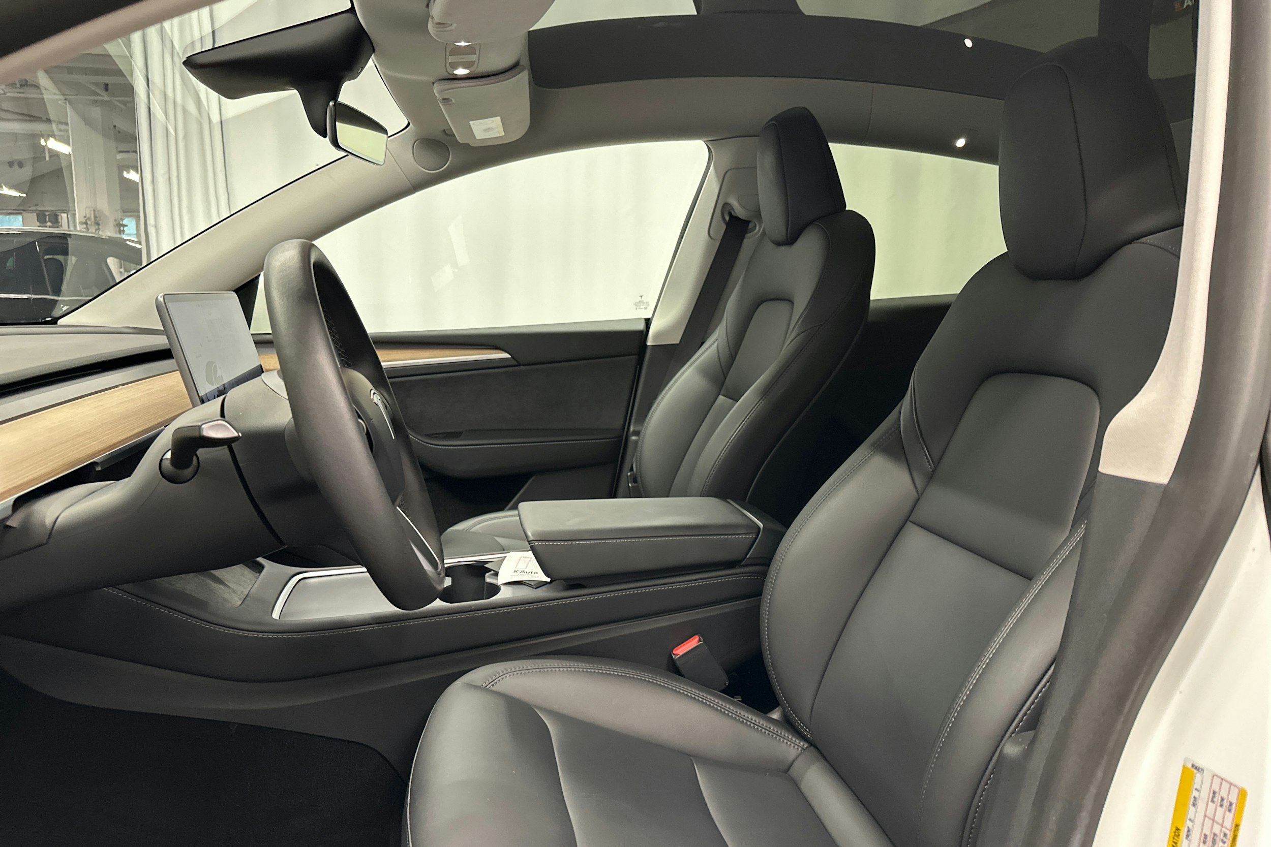 valkoinen Tesla Model Y 2023 kuva 22.