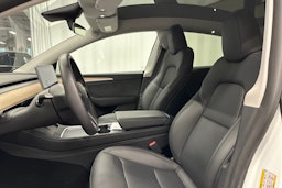 valkoinen Tesla Model Y 2023 kuva 22.