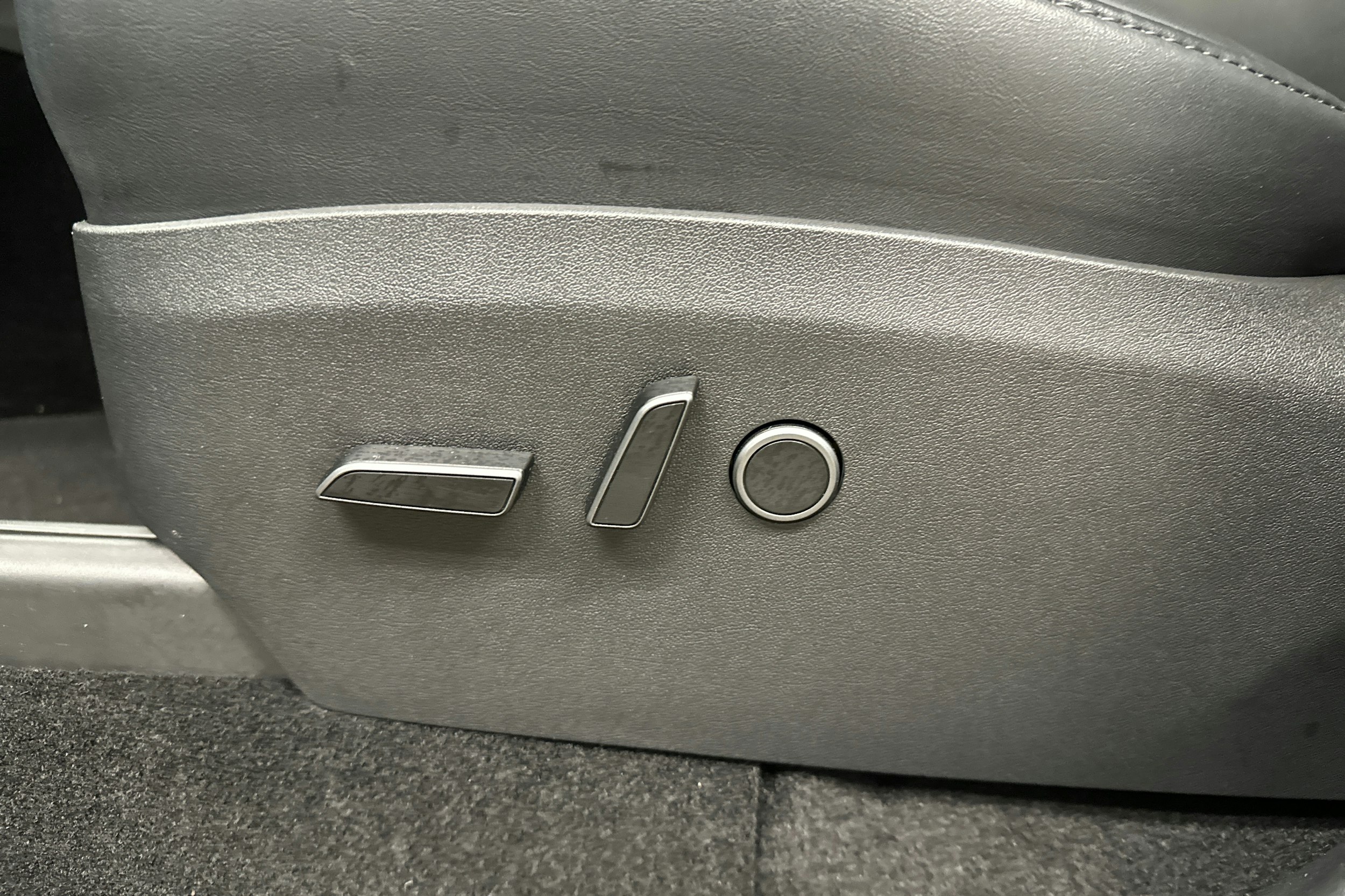 valkoinen Tesla Model Y 2023 kuva 23.