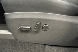 valkoinen Tesla Model Y 2023 kuva 23.