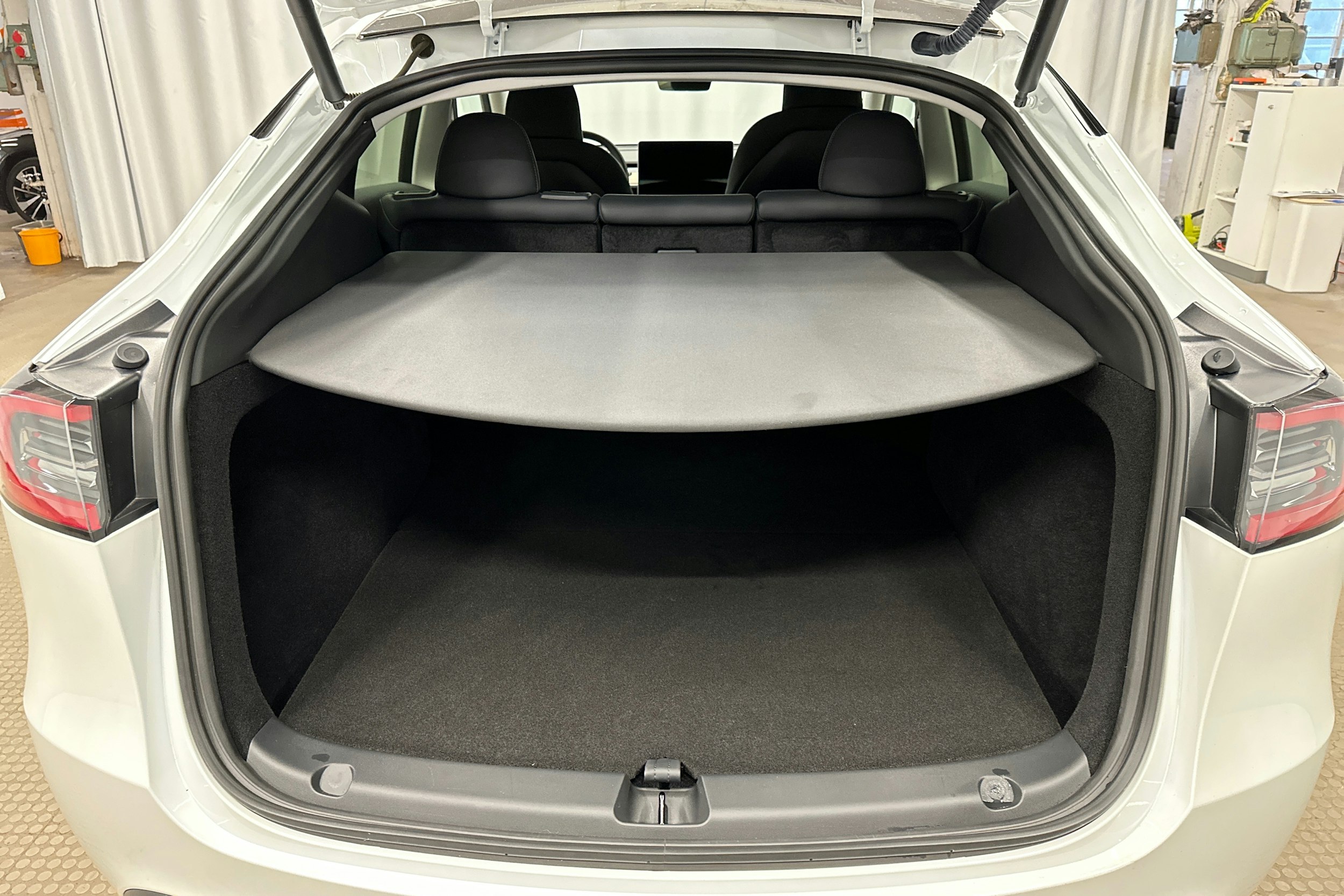 valkoinen Tesla Model Y 2023 kuva 24.