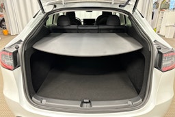 valkoinen Tesla Model Y 2023 kuva 24.