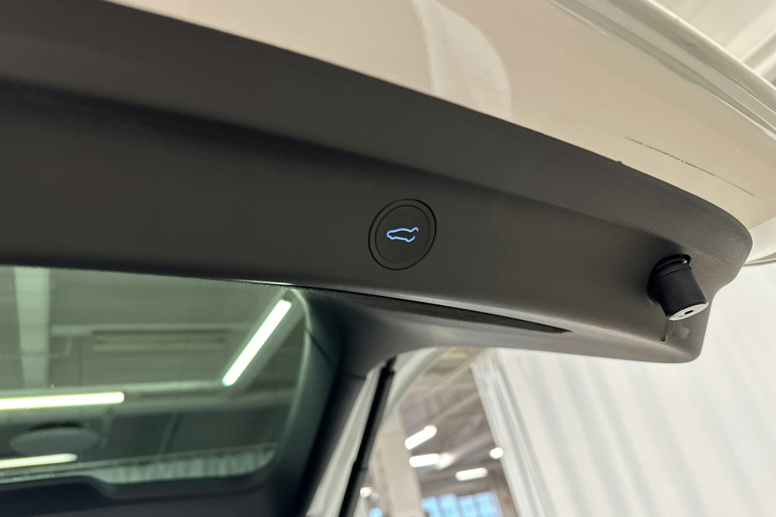 valkoinen Tesla Model Y 2023 kuva 25.