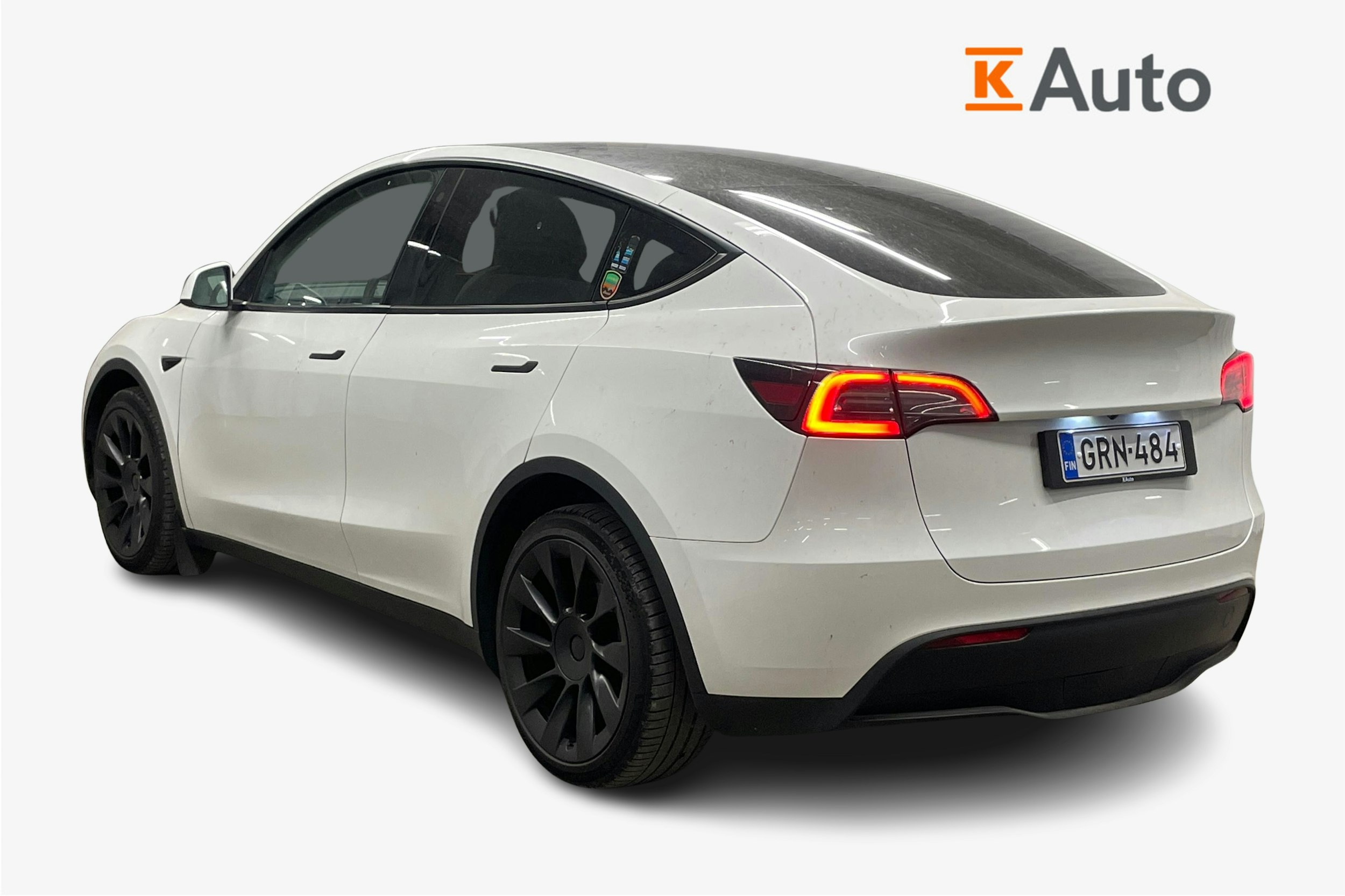 valkoinen Tesla Model Y 2023 kuva 2.