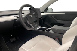 valkoinen Tesla Model Y 2023 kuva 3.