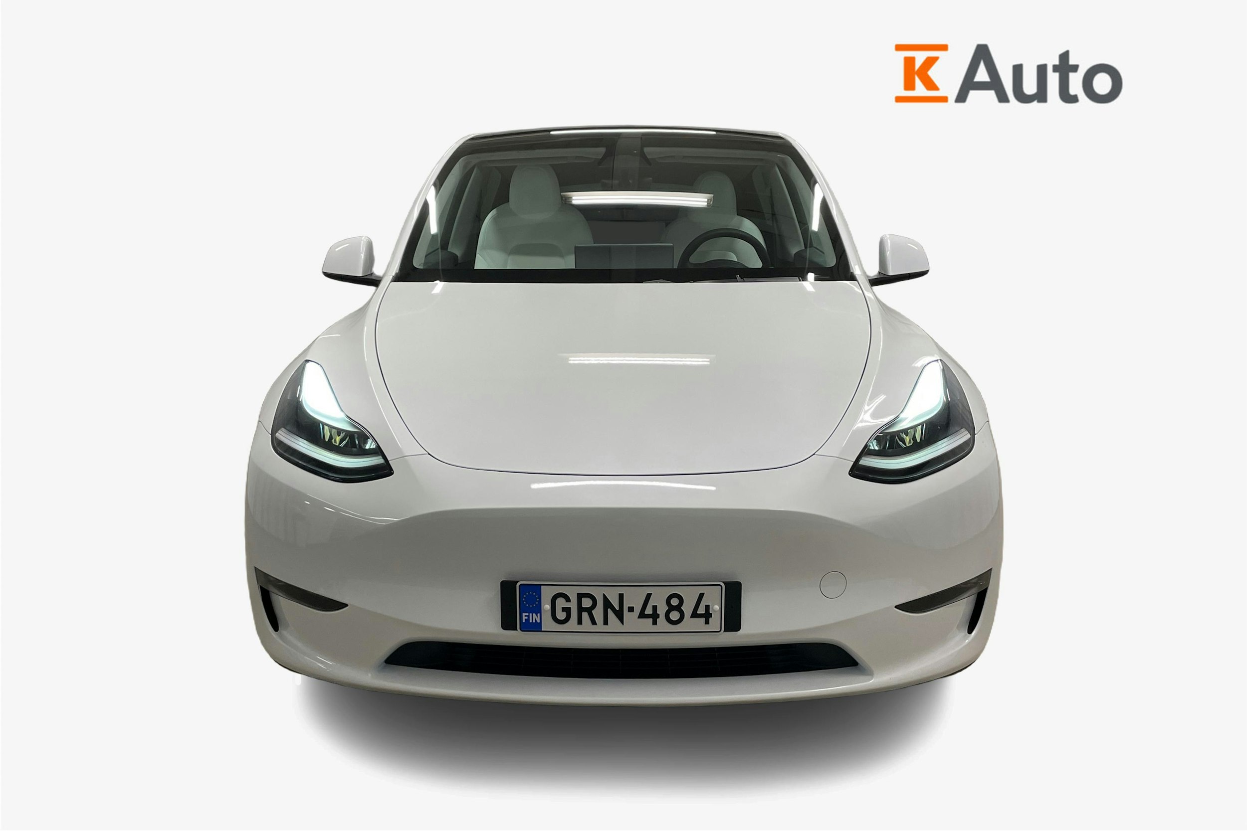 valkoinen Tesla Model Y 2023 kuva 5.