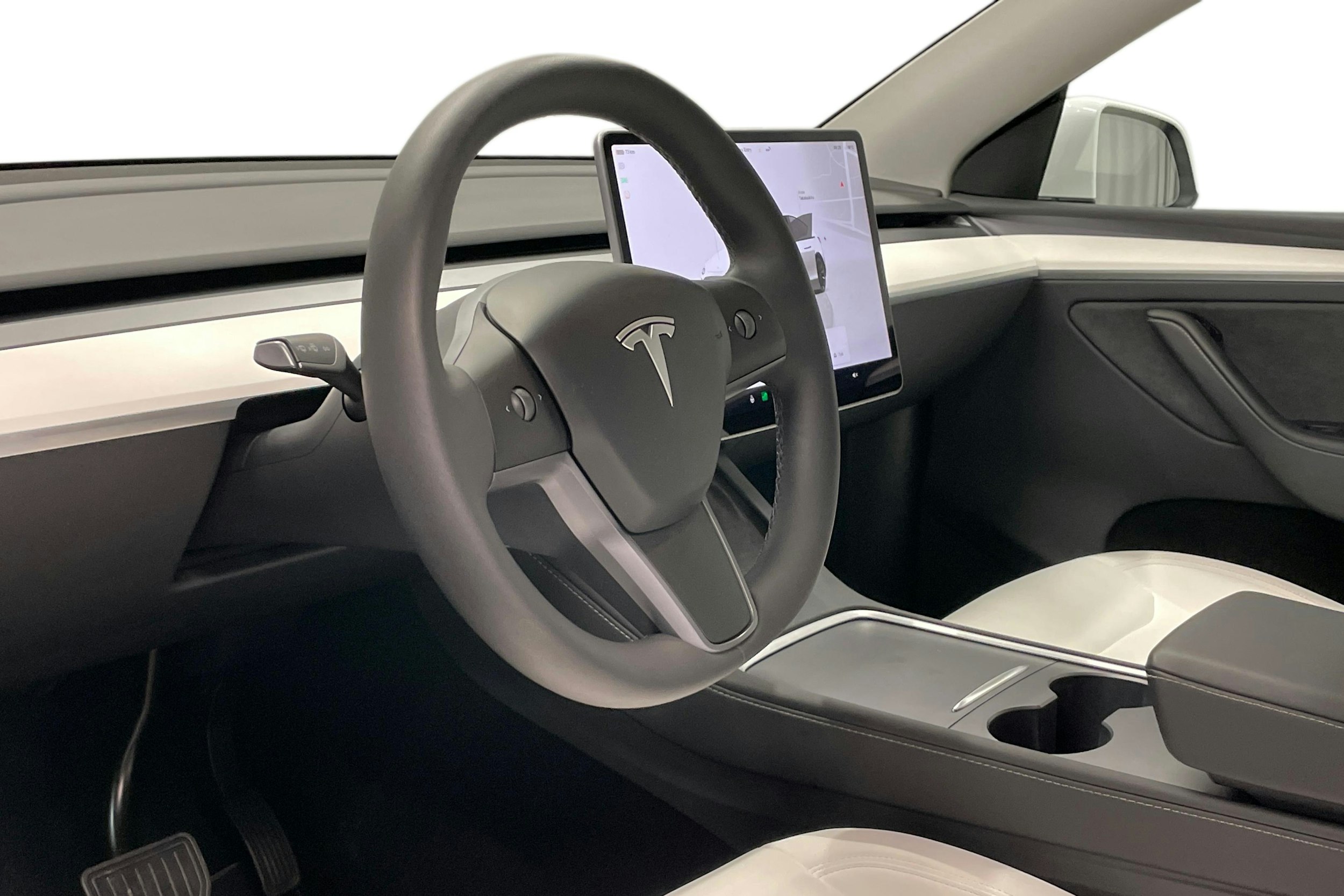 valkoinen Tesla Model Y 2023 kuva 7.