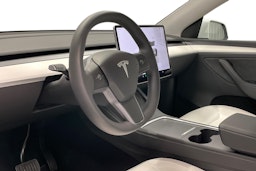 valkoinen Tesla Model Y 2023 kuva 7.