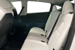 valkoinen Tesla Model Y 2023 kuva 10.
