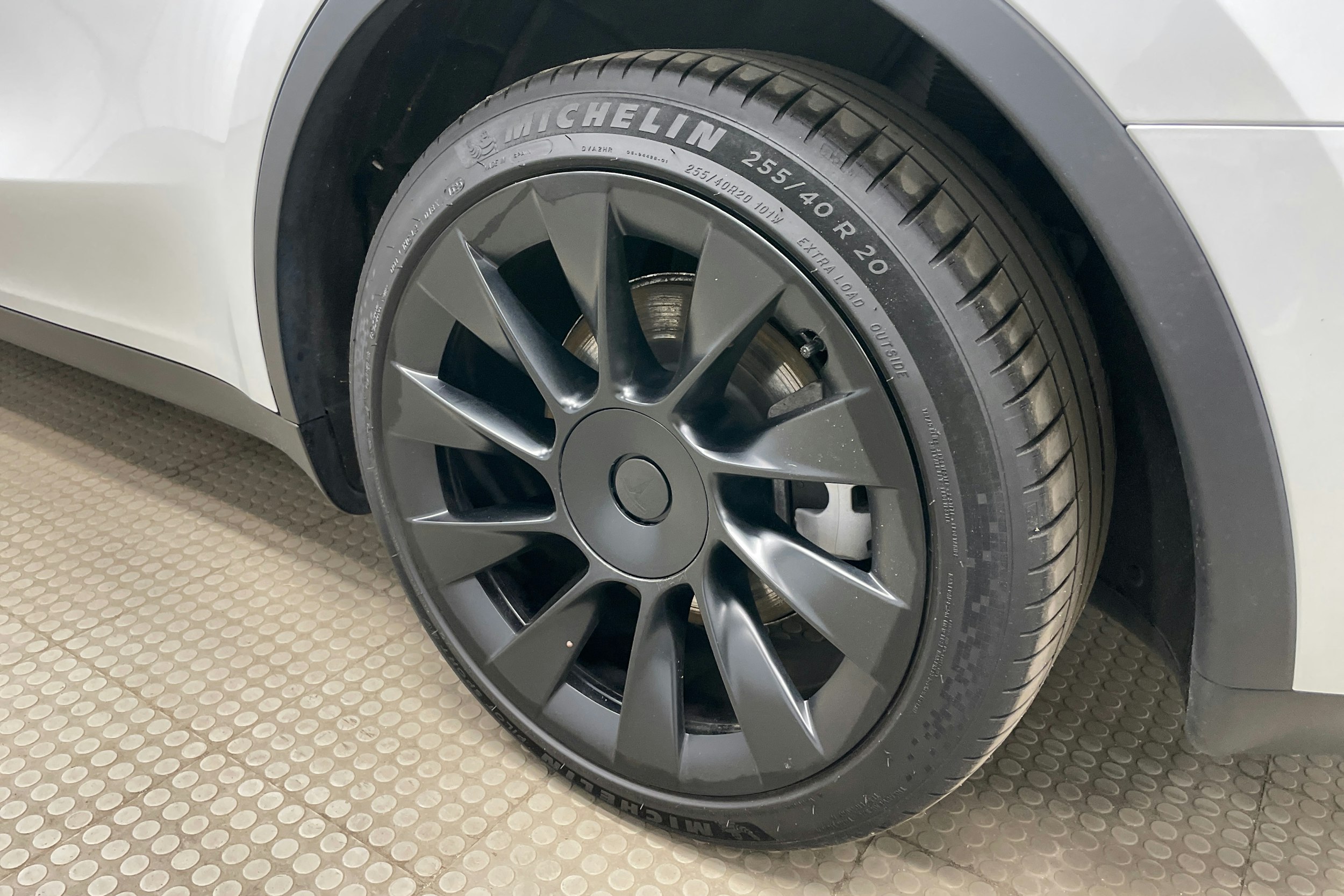 valkoinen Tesla Model Y 2023 kuva 11.