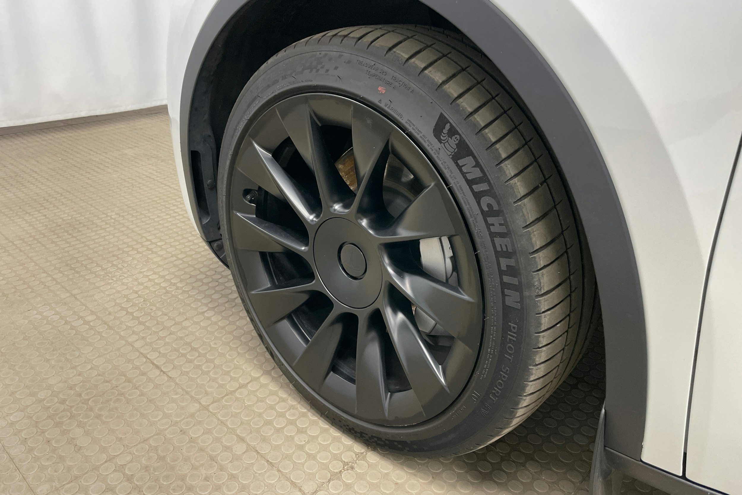 valkoinen Tesla Model Y 2023 kuva 13.