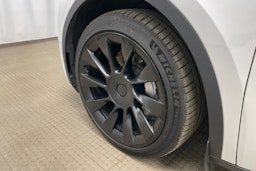 valkoinen Tesla Model Y 2023 kuva 13.