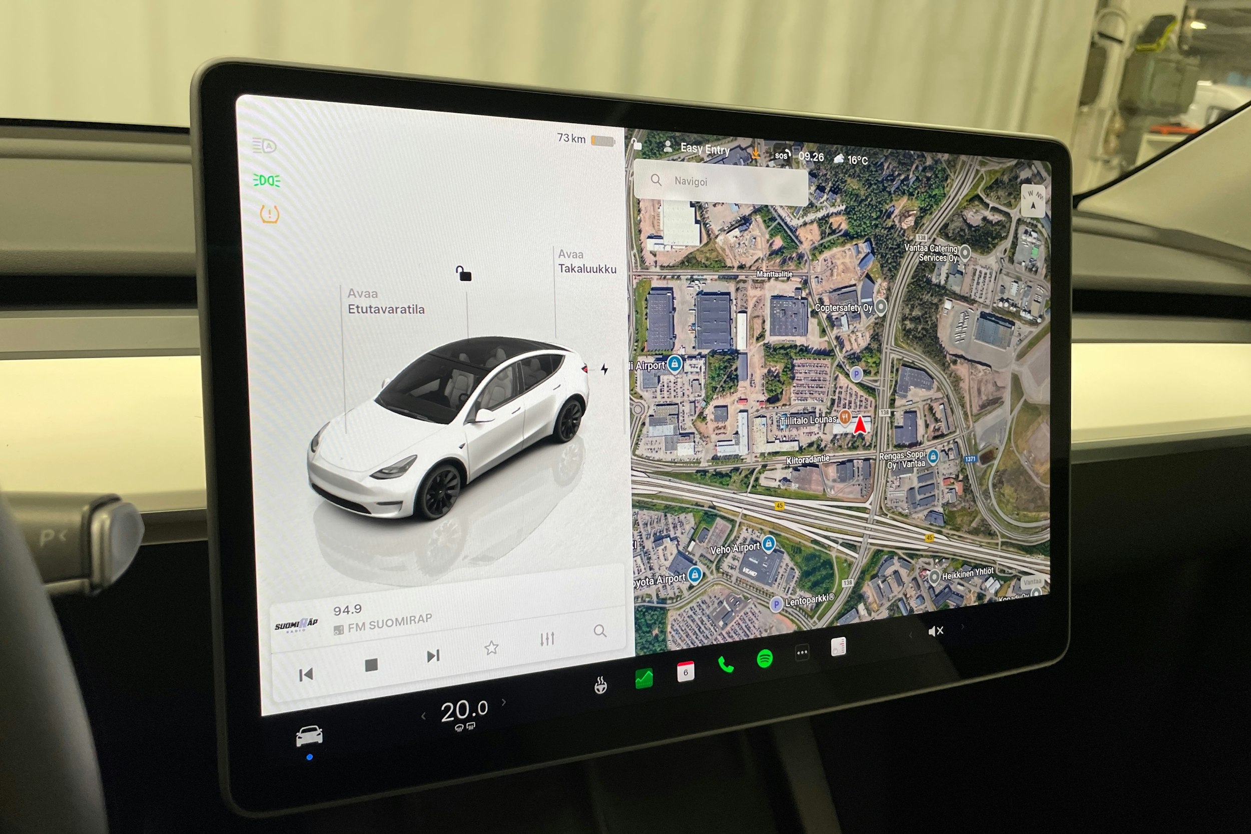 valkoinen Tesla Model Y 2023 kuva 14.
