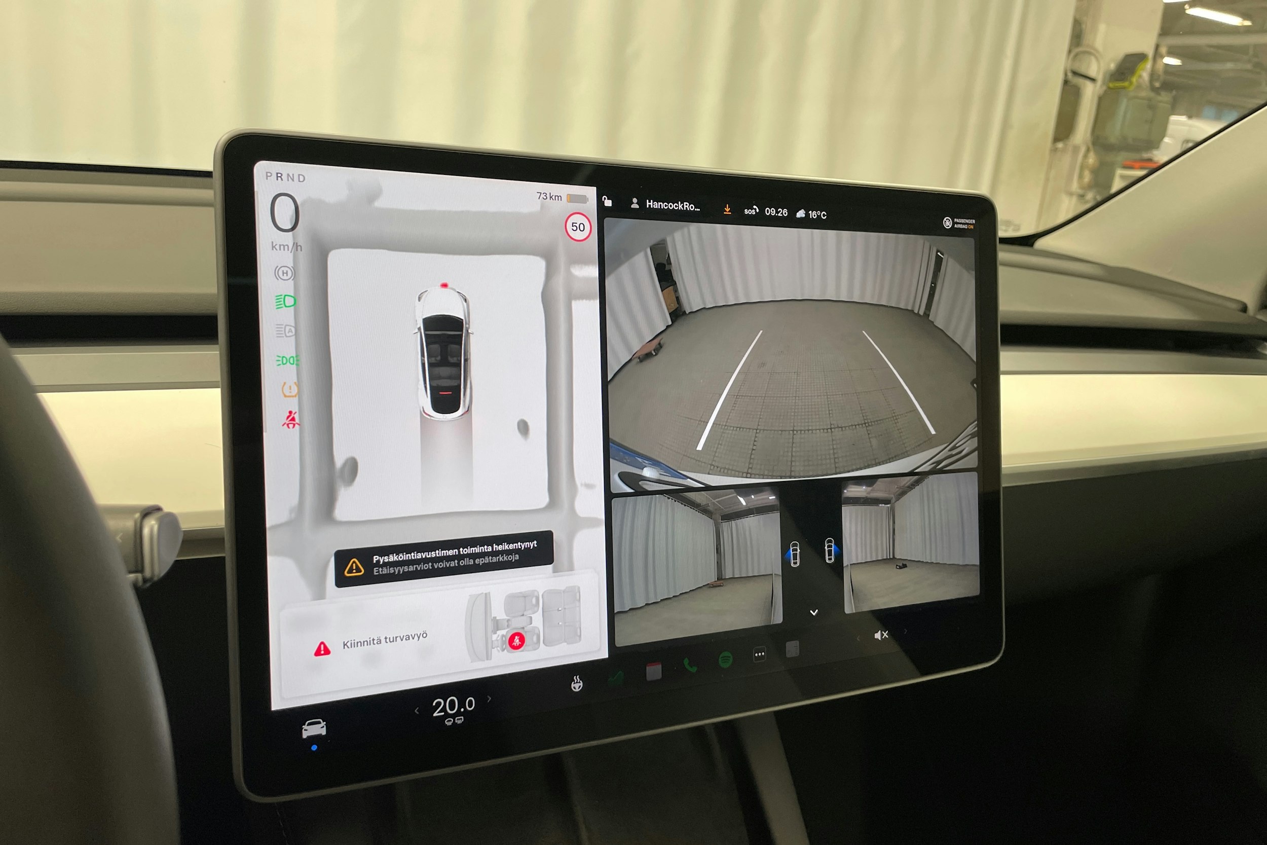 valkoinen Tesla Model Y 2023 kuva 15.