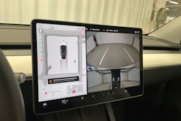 valkoinen Tesla Model Y 2023 kuva 15.